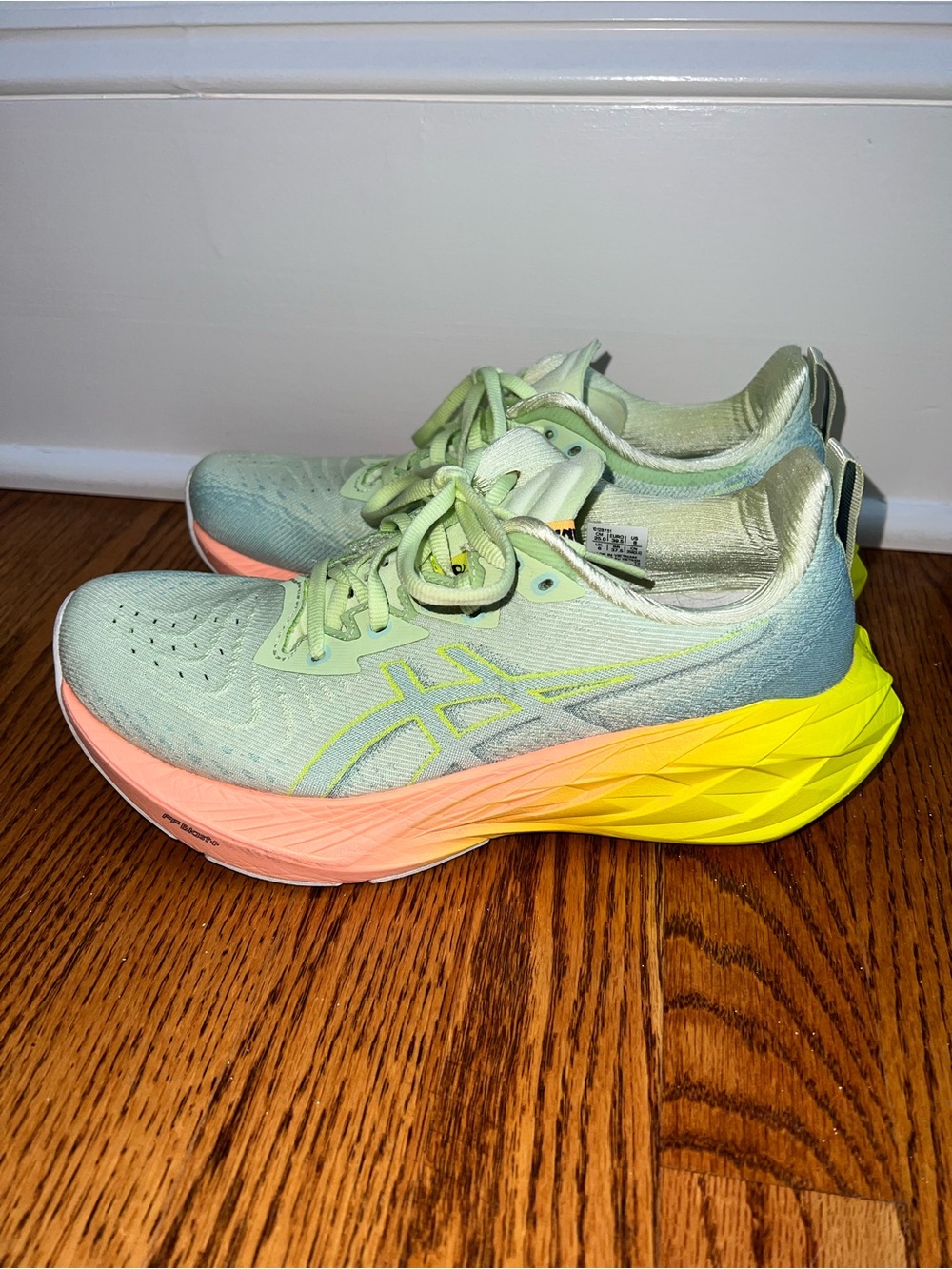 VGUC ASICS Novablast 4 Paris women’s 8